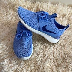 Blue Nike tennis shoes. Very lightly worn. Size 6